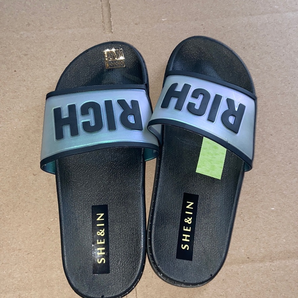 🤑 Rich Flip Flops